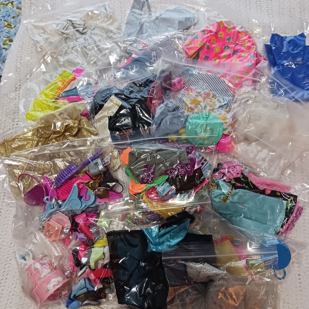 Barbie clothes and accessories!